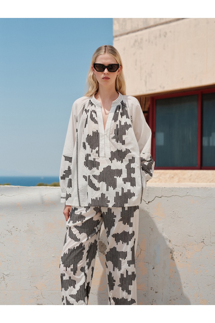 SELUNA BLACK-WHITE EMBROIDERY BLOUSE