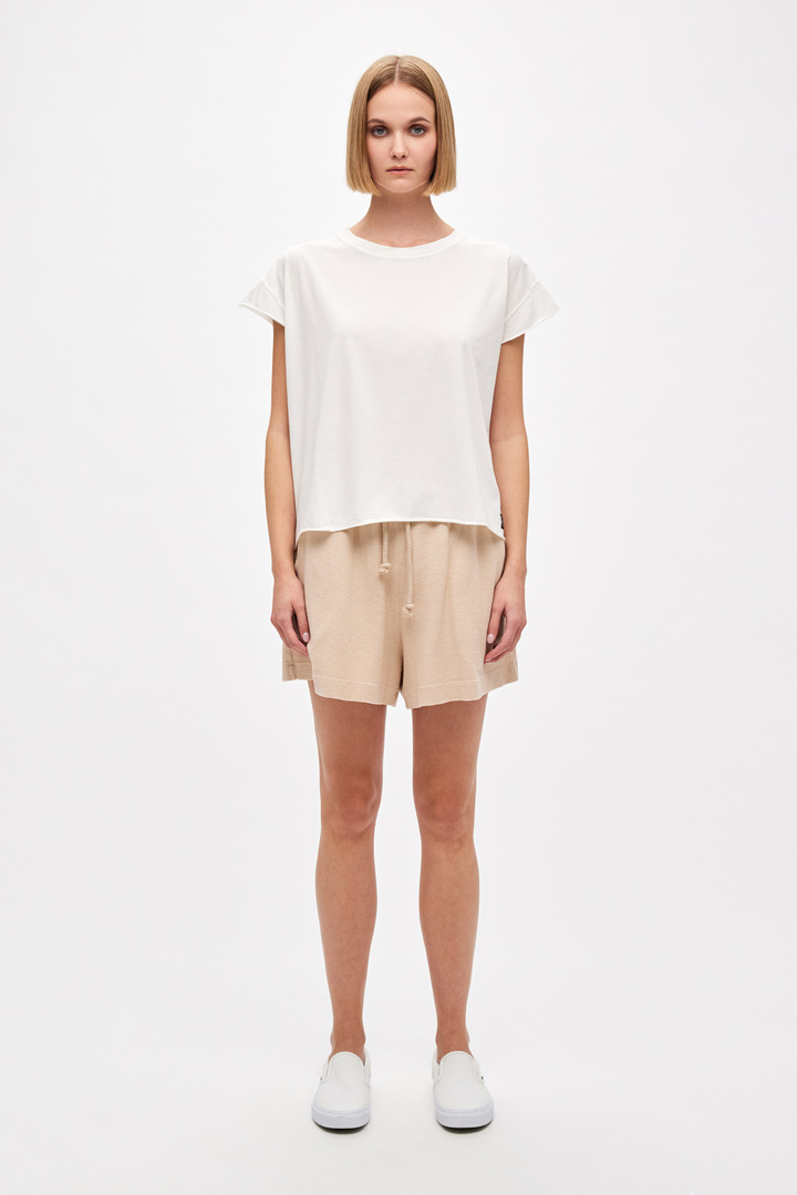 Shortsleeved T-shirt with Raw Cut Details white