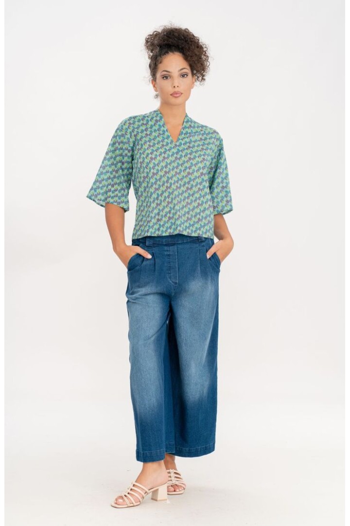 Green leaf pattern blouse