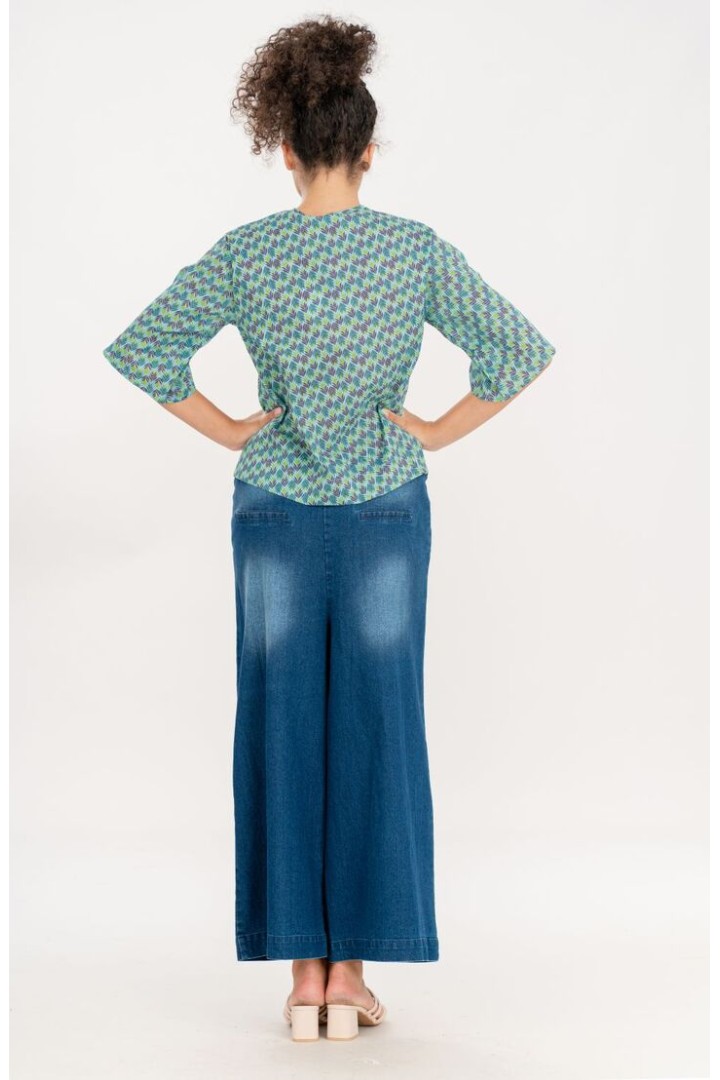 Green leaf pattern blouse