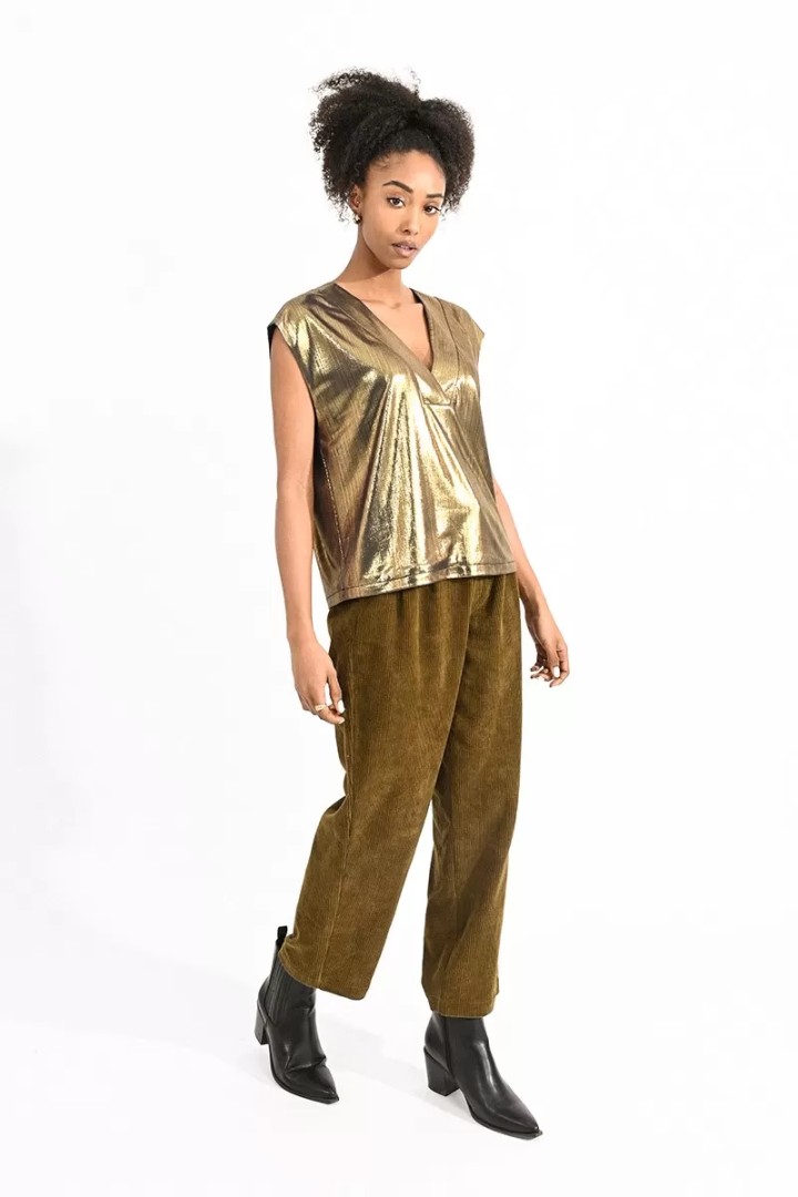 V-NECK IRIDESCENT KNIT TOP GOLD