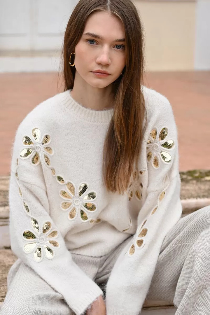 Knitted sweater with sequin flowers off white