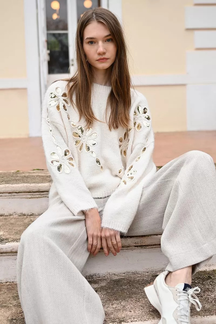 Knitted sweater with sequin flowers off white
