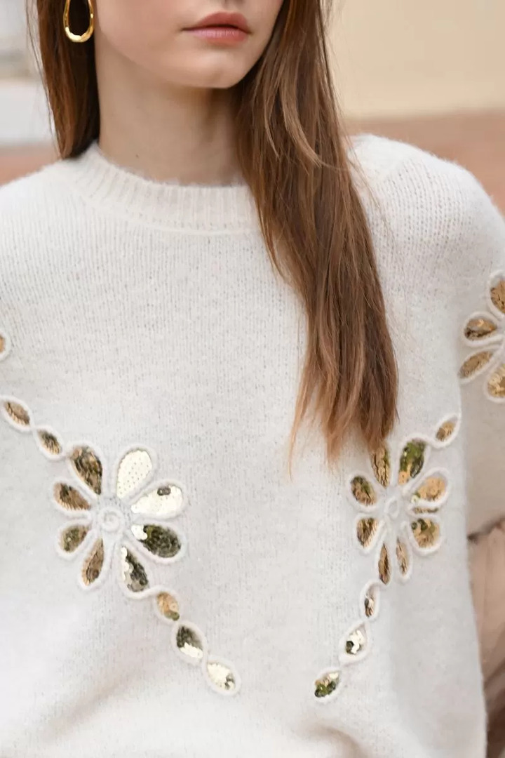 Knitted sweater with sequin flowers off white