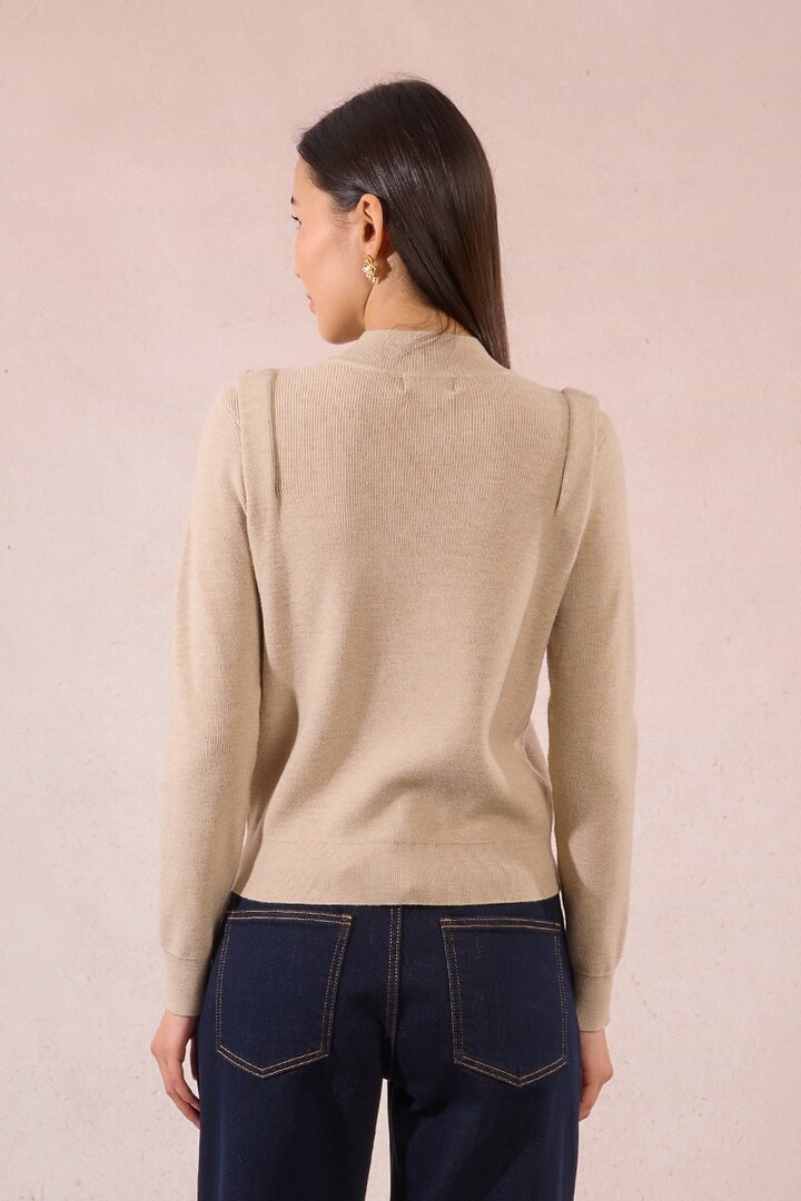 Fine sweater with shoulder pads beige