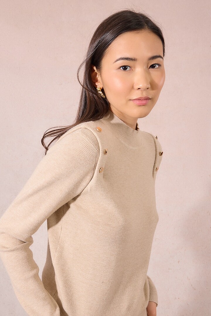 Fine sweater with shoulder pads beige