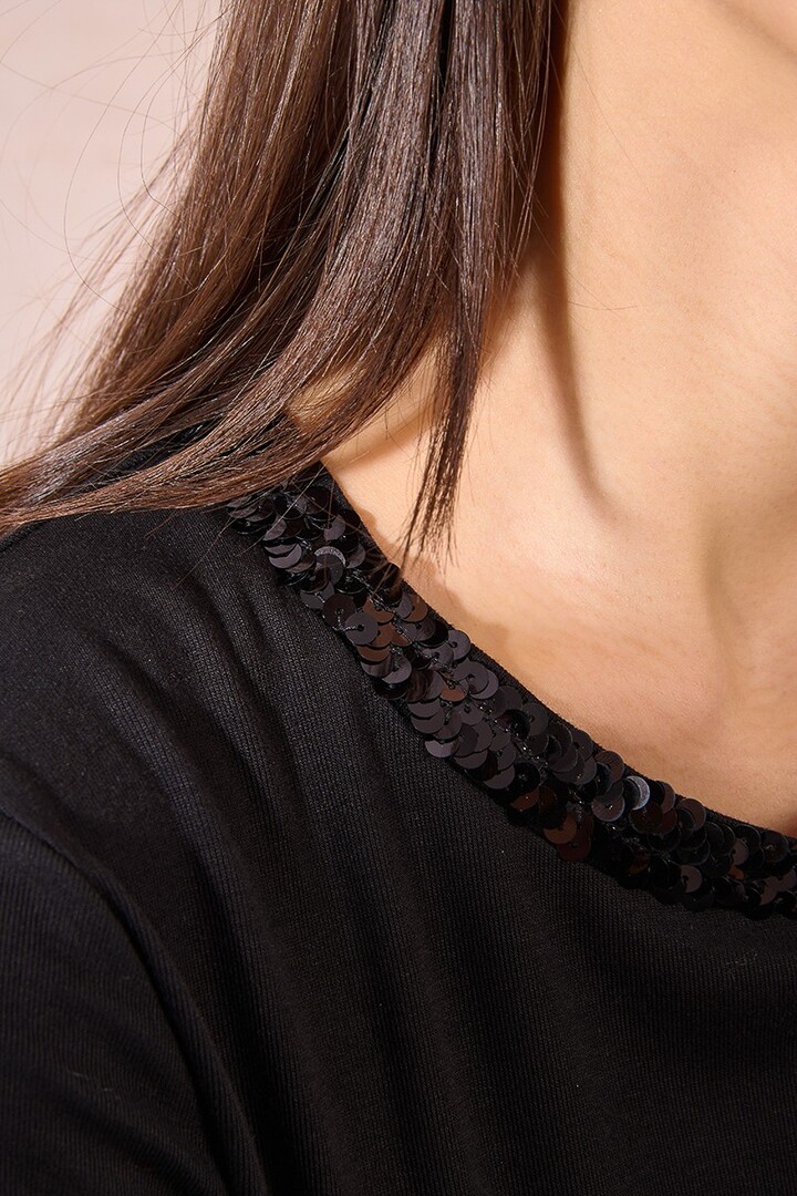 T-shirt, sequin neckline Black