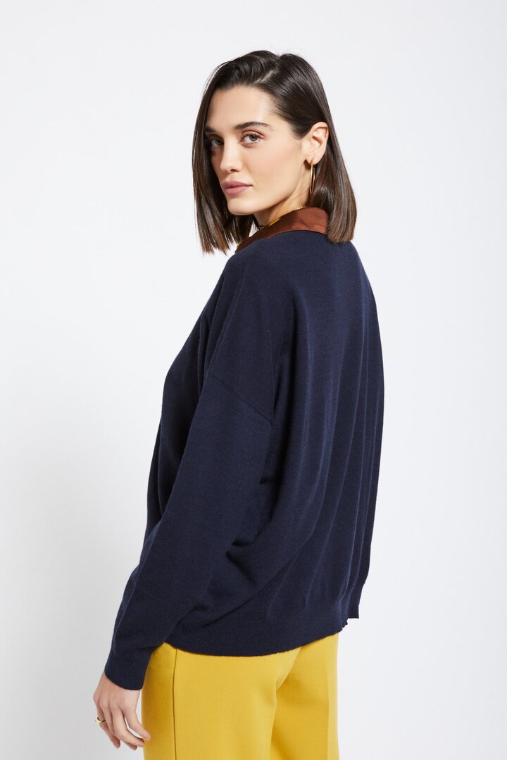 Sweater with rounded neck night