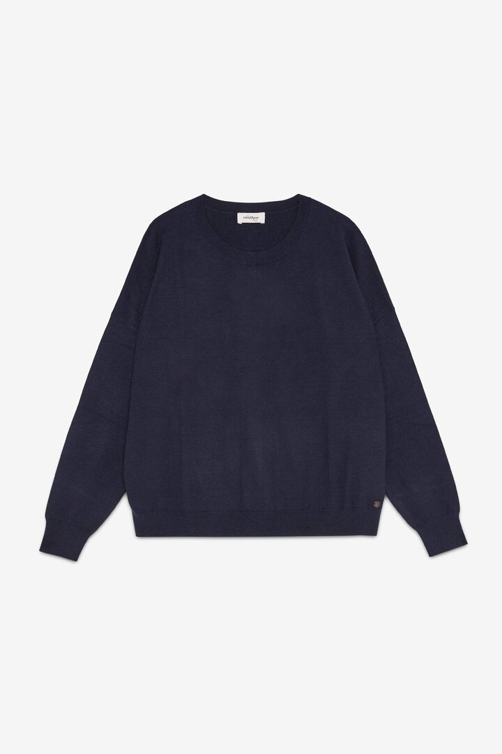 Sweater with rounded neck night