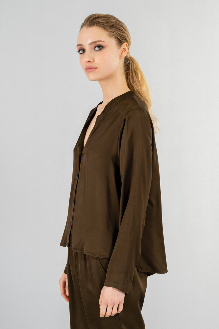 SATIN ECOVERO CROPPED SHIRT OLIVE BROWN