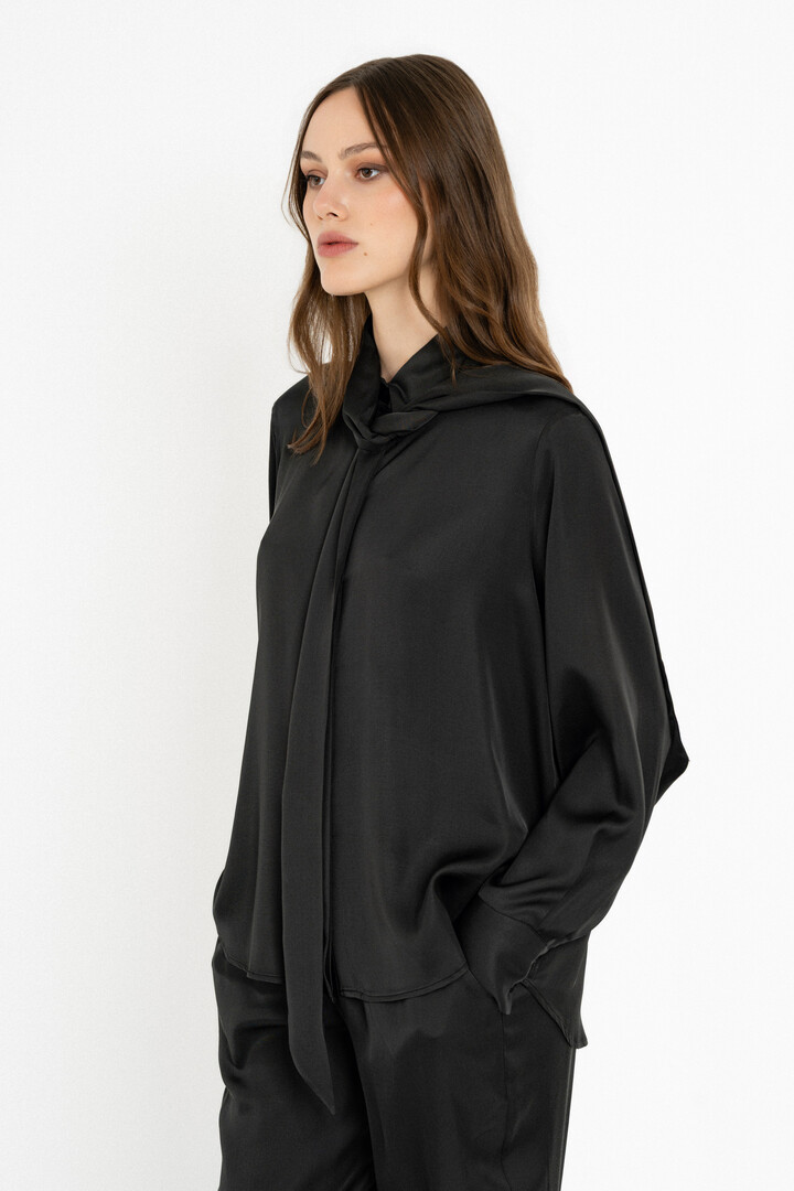 SATIN ECOVERO TIE NECK SHIRT OFF BLACK