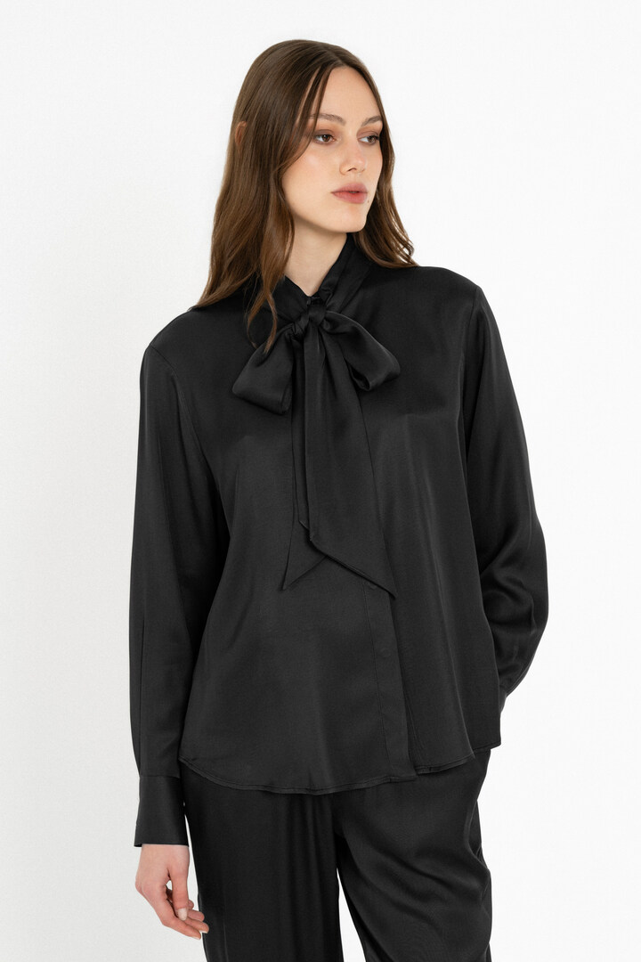 SATIN ECOVERO TIE NECK SHIRT OFF BLACK
