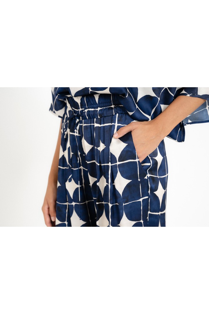 SATIN PRINT PLEATED PANTS DARK BLUE