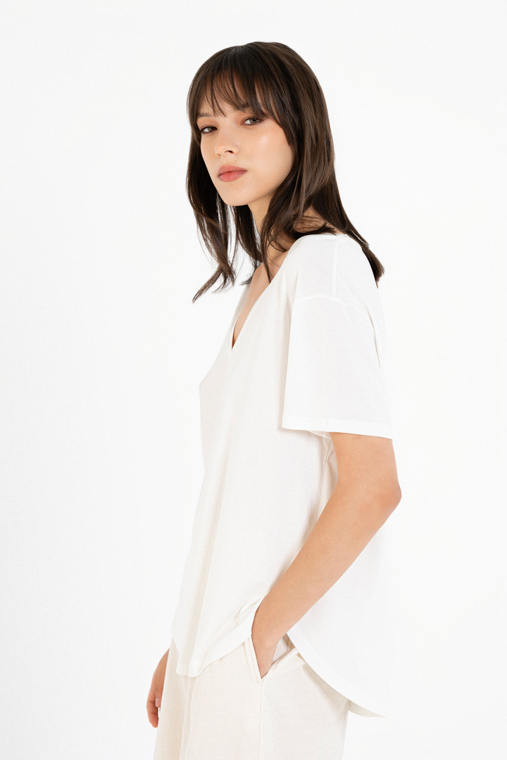 BASIC CUPRO V NECK TOP OFF WHITE