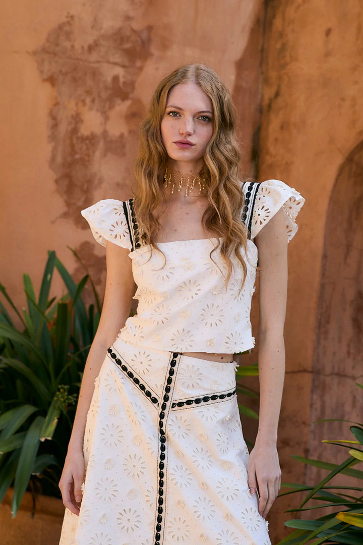 VIOLETA DIE CUT ECRU TOP