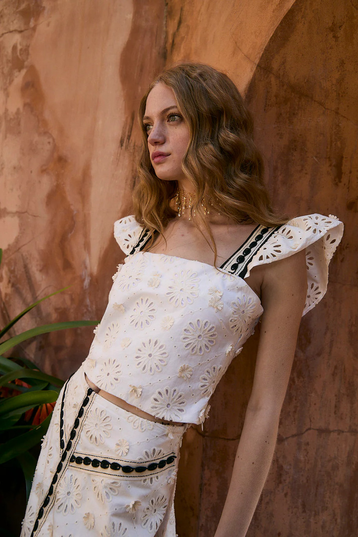 VIOLETA DIE CUT ECRU TOP