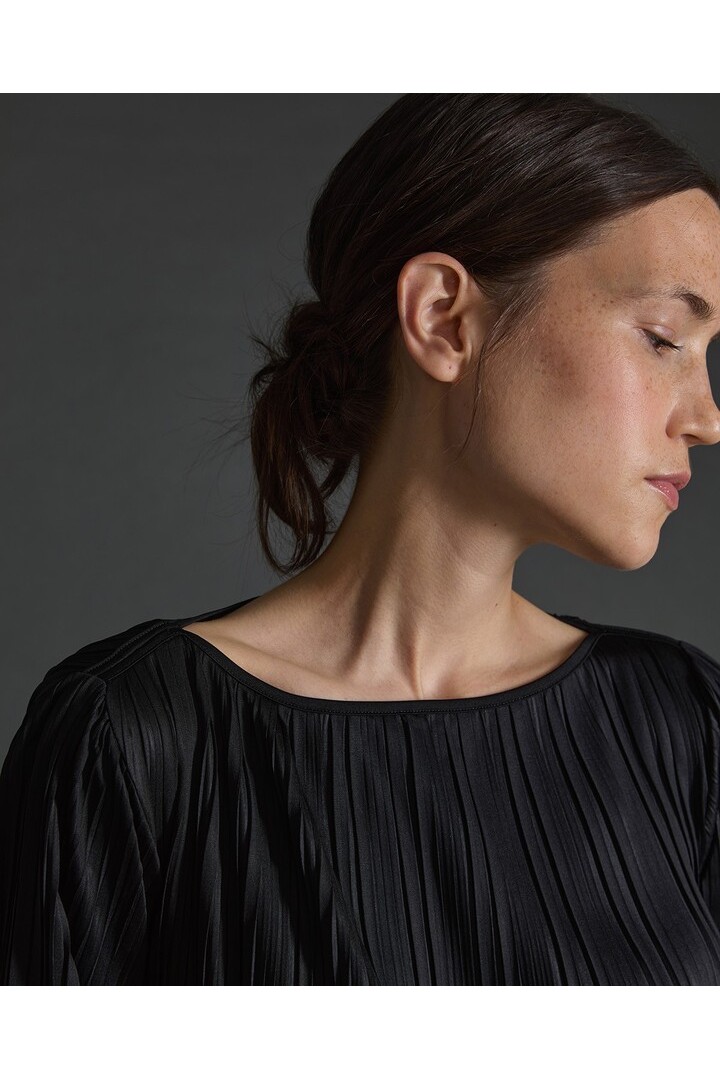 Black bateau-neck pleated blouse