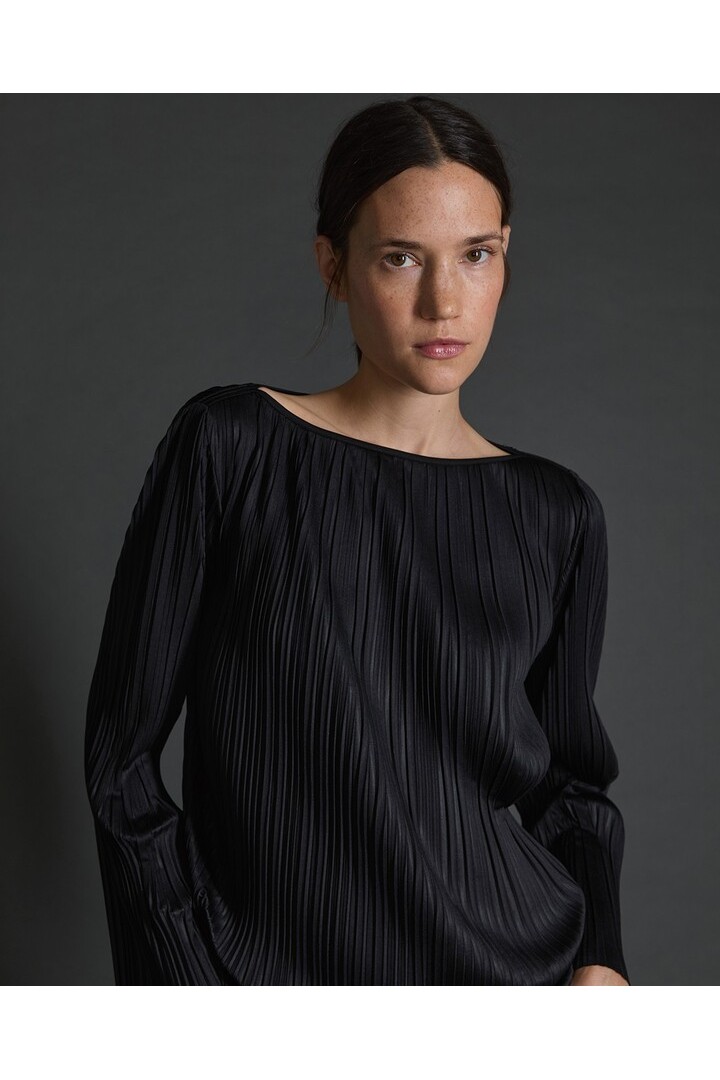 Black bateau-neck pleated blouse