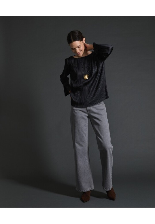 Black bateau-neck pleated blouse