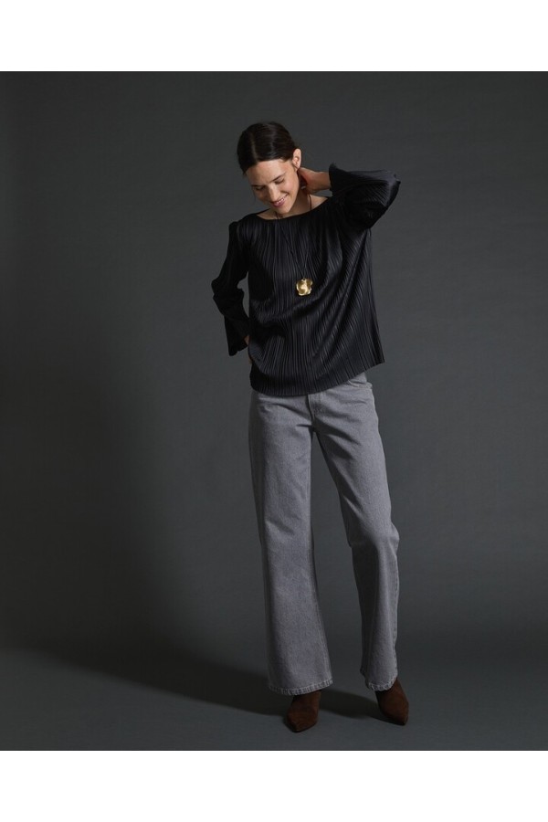 Black bateau-neck pleated blouse
