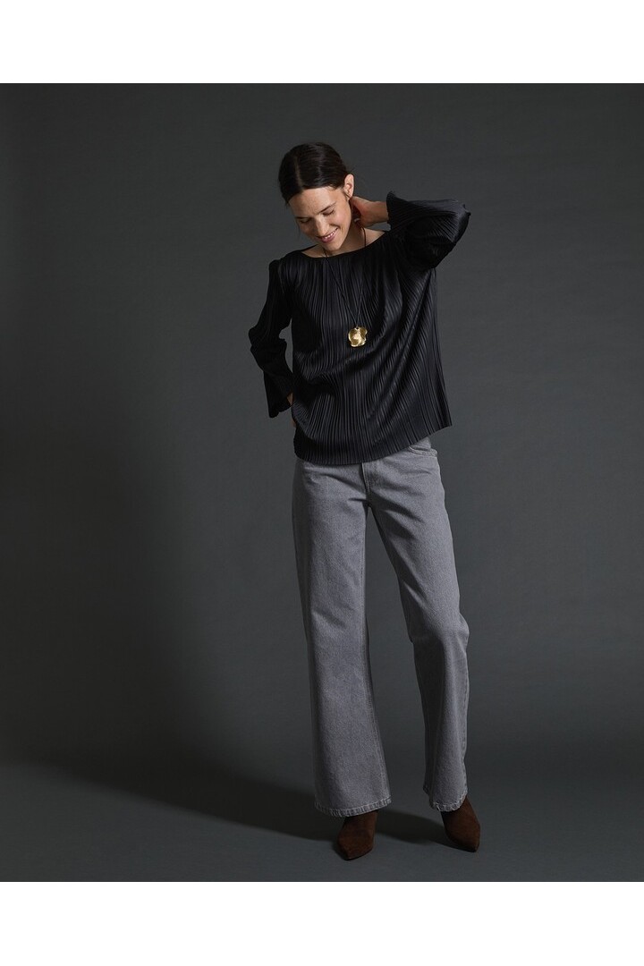 Black bateau-neck pleated blouse