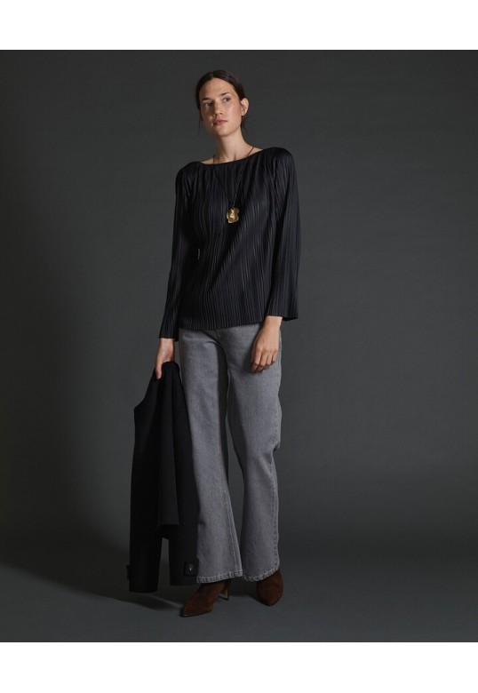 Black bateau-neck pleated blouse