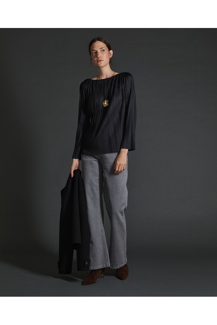 Black bateau-neck pleated blouse