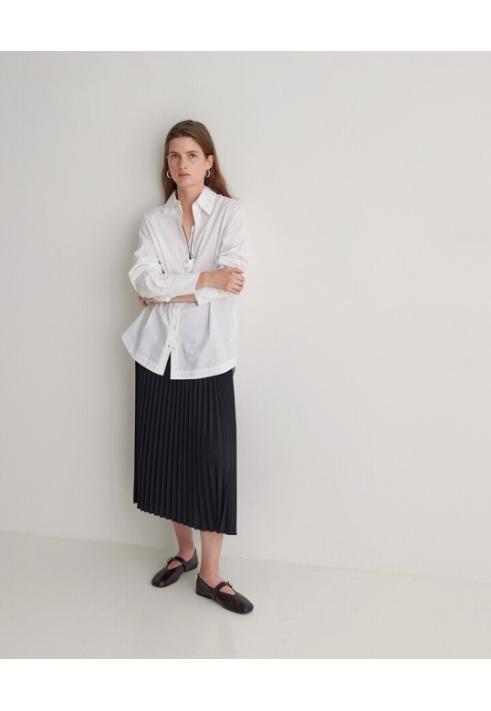 Black pleated skirt with elastic waistband