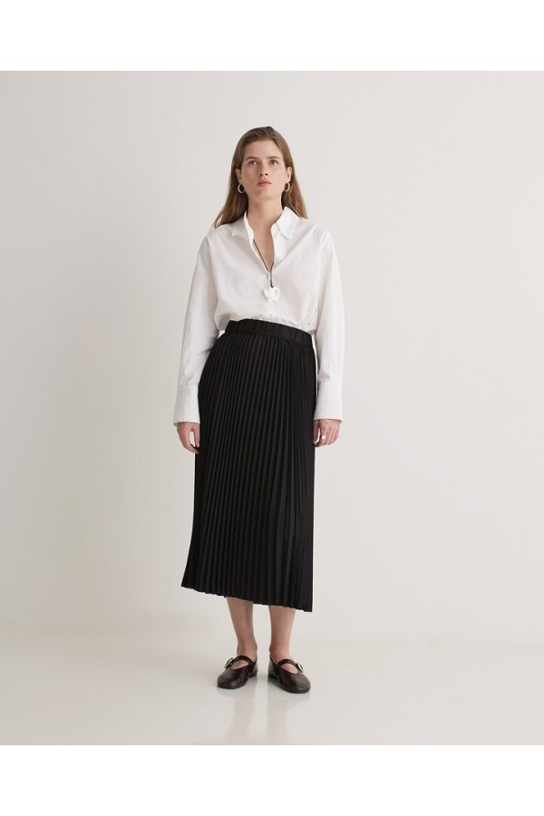 Black pleated skirt with elastic waistband