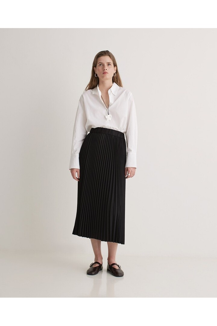 Black pleated skirt with elastic waistband