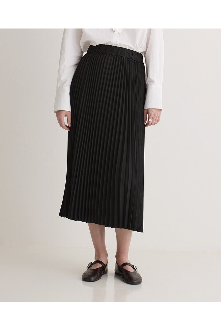 Black pleated skirt with elastic waistband