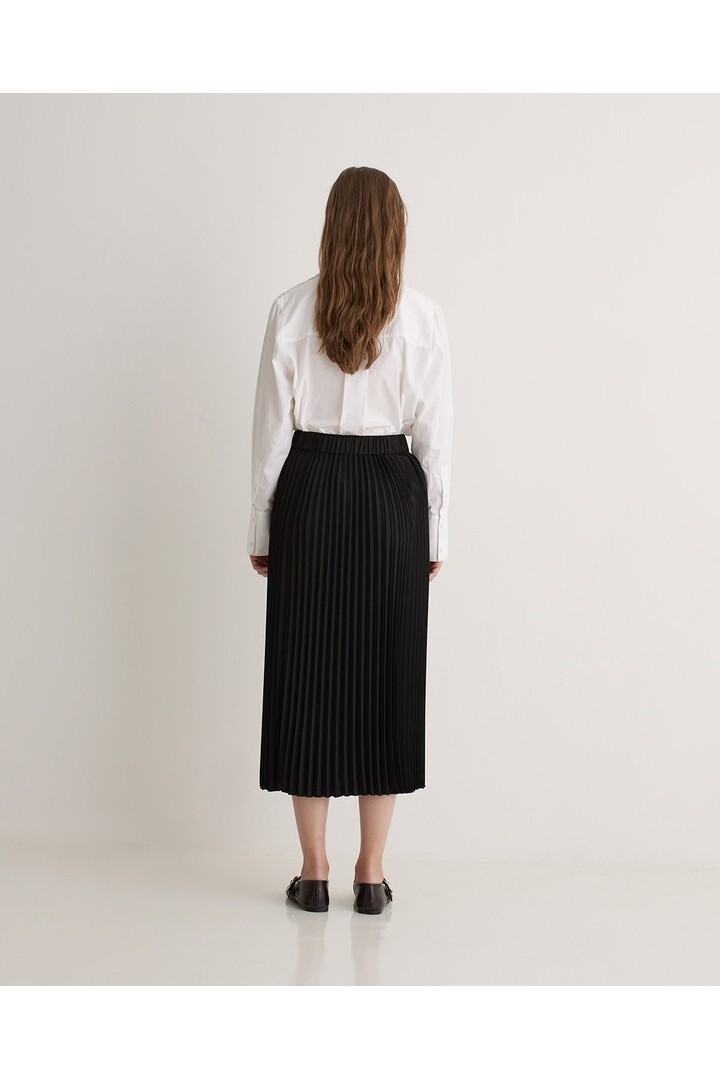 Black pleated skirt with elastic waistband