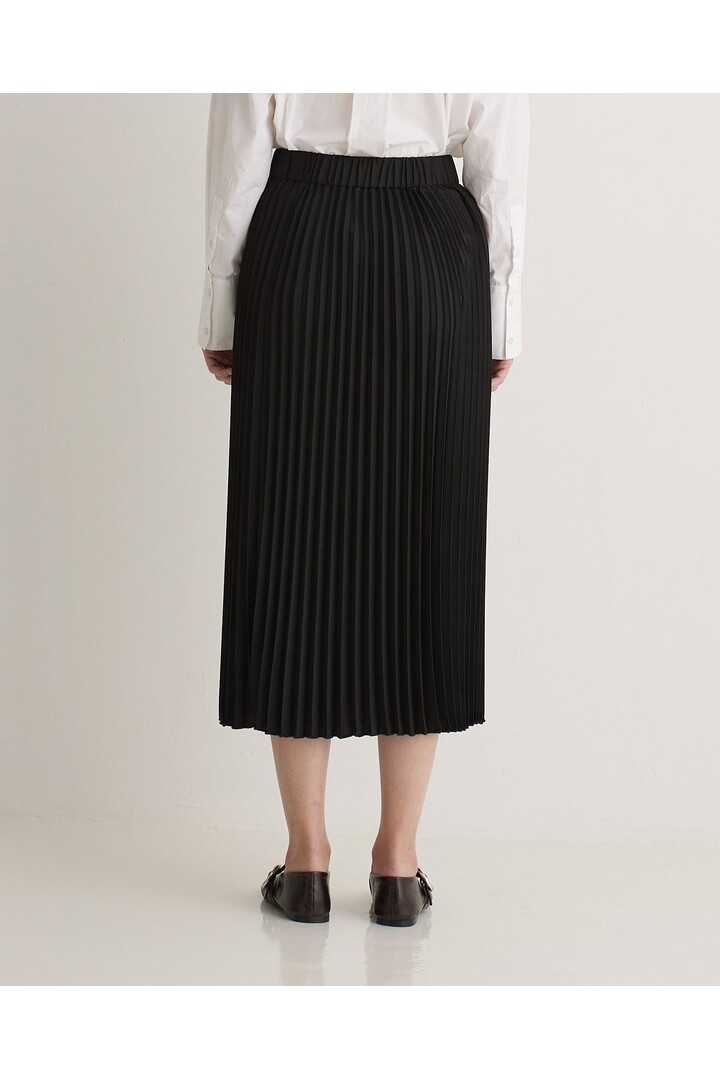 Black pleated skirt with elastic waistband